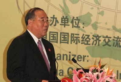 中国国家发展和改革委员会副主任解振华在主论坛上发表主旨演讲