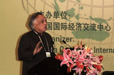 印度环境与森林部国务部长拉梅什在主论坛上发表主旨演讲
